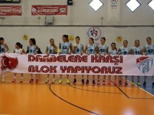 ‘Darbelere Karşı Blok Yapıyoruz’ Pankartı İle Maça Çıktılar