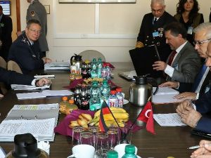 Alman Savunma Bakanı Leyen İle Görüştü