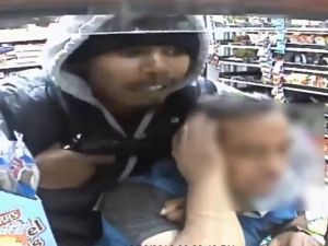 Markette Silahlı Soyguncu Dehşeti