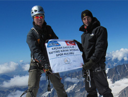 Rizeli Dağcılar Kazbek Dağı'nda