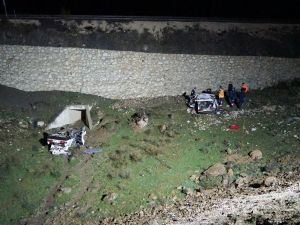 Otomobiller Dereye Uçtu: 3 Ölü, 8 Yaralı