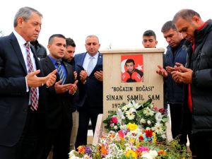 Sinan Şamil Sam Kabri Başında Anıldı