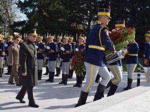 Hulusi Akar Romanya’da Türk Şehitliğini Ziyaret Etti