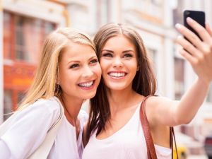Selfie Çekmek Cildi Yaşlandırıyor