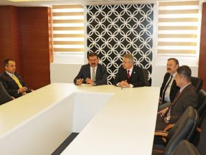 Giresun’da İhtiyaç Sahibi Öğrencilere Mont Yardımı