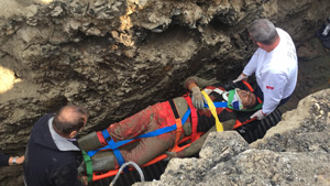 Rize'de Kanalda Çalışırken Yol Üzerine Çöken İşçi Yaralandı