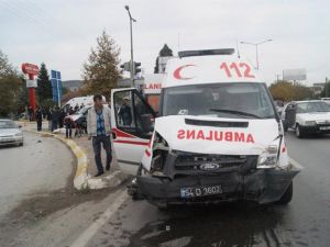 Ambulansla Otomobil Çarpıştı: 6 Yaralı
