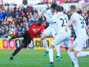 Manchester Ibra Ve Pogba İle Güldü