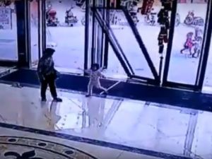 Dev Kapı Küçük Çocuğun Üzerine Devrildi
