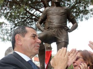 "Taçsız Kral"ın Heykeli Dikildi
