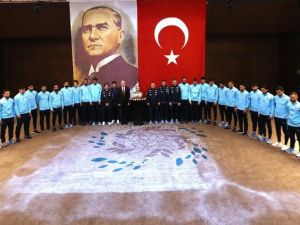 Millilerden Ata’ya Saygı Duruşu