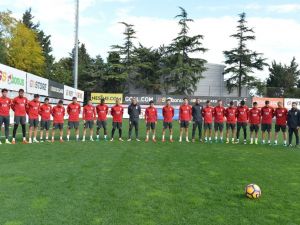 Aslan’dan Saygı Duruşu