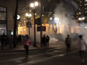 Abd’de Trump Protestoları Sürüyor