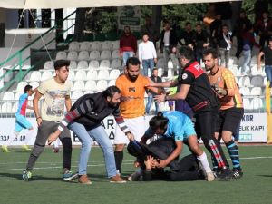 Amatör Maçta Saha Karıştı: 2 Yaralı
