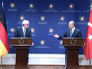 Alman Bakanın Yanında Verdi Veriştirdi