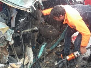Otomobil İle Kamyon Çarpıştı: 1 Ölü, 4 Yaralı