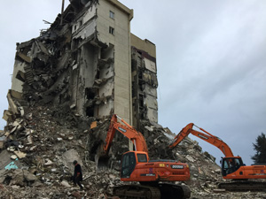 Rize Eski Dedeman Oteli Binasının Yıkımına Başlanıldı