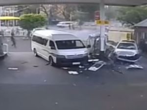 Kontrolden Çıkan Otomobil Benzin İstasyonuna Daldı
