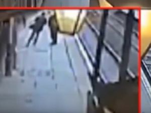 Tren Bekleyen Adamı Raylara İtti