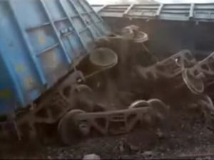 Hindistan’da Tren Faciası: 95 Ölü !