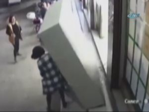 Küçük Çocuk Dolabın Altında Can Verdi