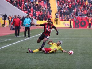 Yeni Evinde Galibiyetle Başladı