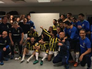 Fenerbahçeli Futbolculardan Galibiyet Pozu