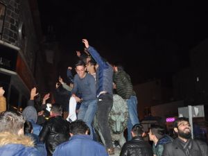 Galibiyeti Aslan Heykeline Çıkarak Kutladılar