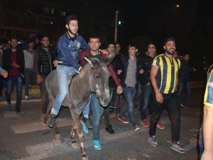 Eşek Sırtında Galibiyet Kutlaması