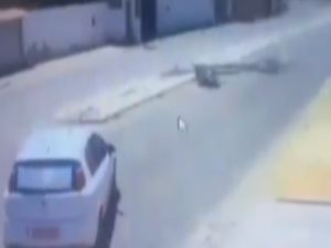 Önce Otomobile Çarptı, Ardından Kafasına Direk Devrildi