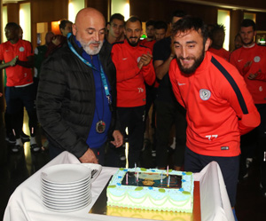 Rizespor'da Orhan Ovacıklı'ya Doğum Günü Partisi Düzenlendi