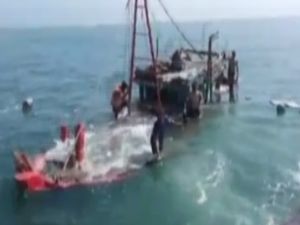 Balıkçı Teknesi Sulara Böyle Gömüldü