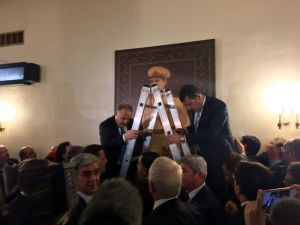 Atatürk Resmi Yerine Asıldı