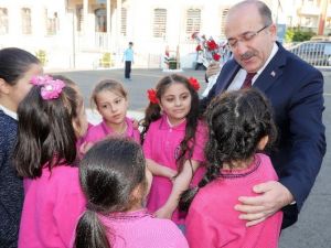 Gümrükçüoğlu, Öğretmenler Gününde Mezun Olduğu İlkokulu Ziyaret Etti