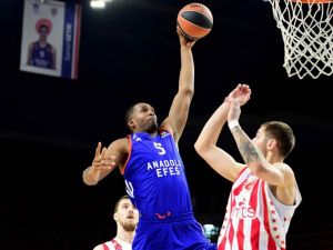 Anadolu Efes 4. Galibiyetini Aldı