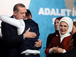 Sahneye Atlayıp Cumhurbaşkanı Erdoğan’a Sarıldı