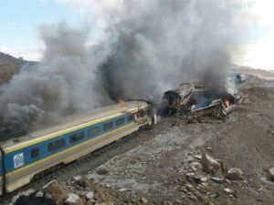 İki Tren Kafa Kafaya Çarpıştı: 15 Ölü