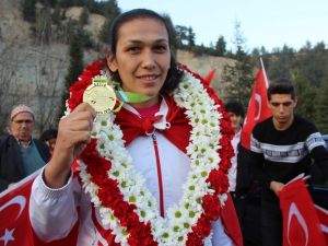 Elif’e Memleketinde Coşkulu Karşılama