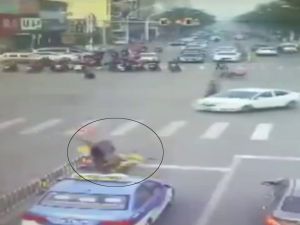 Sürücüsüz Motosiklet Adama Böyle Çarptı