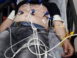 Oturan Adam 172 Saatin Sonunda Fenalaşarak Hastaneye Kaldırıldı