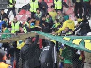 Misafir Tribün Birbirine Girdi