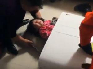 Küçük Kız Çamaşır Makinesine Sıkıştı
