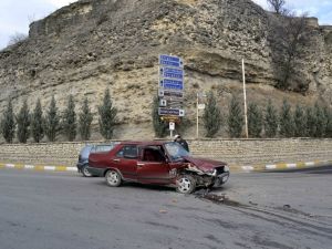 İki Araç Çarpıştı: 3 Yaralı