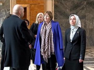 İngiliz Heyeti Meclis’in Bombalanan Kısımlarını Gezdi