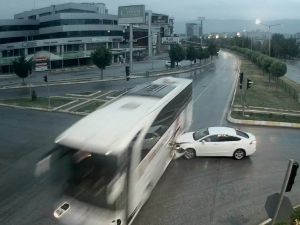 Taklalar Atan Otomobilden Yürüyerek Çıktı