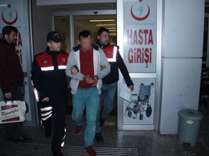 Babasının Boğazını Keserek Öldürdü