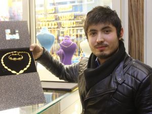 Döviz Bozduran Soluğu Kuyumcuda Aldı