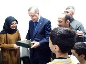 Erdoğan Pankart Açan Genç Kızın Evini Ziyaret Etti