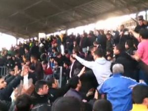 Taraftarlar Birbirine Girdi: 3 Yaralı