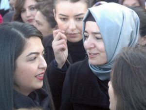 Bakan Kaya Kadınlarla Anıtkabir’e Çıktı